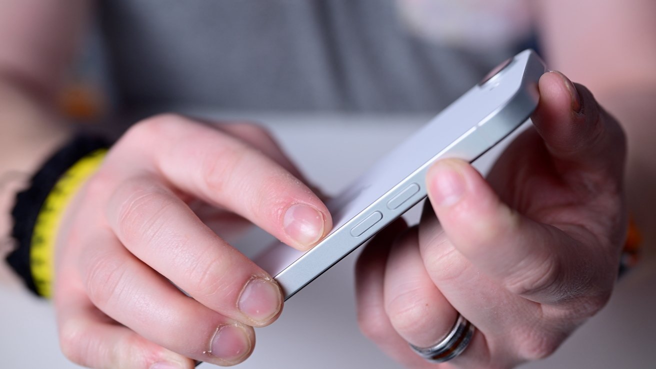 iPhone 17e, за чутками, запускається навесні 2026, iPhone 18e у 2027 році